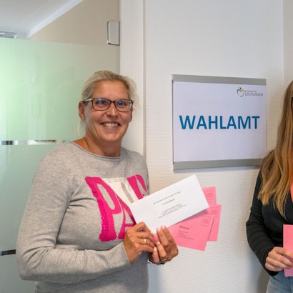 Bereiten sich auf die Eruopawahl vor: Claudia Rickert und Wahlamtsleiterin Ann-Kristin Gröne.