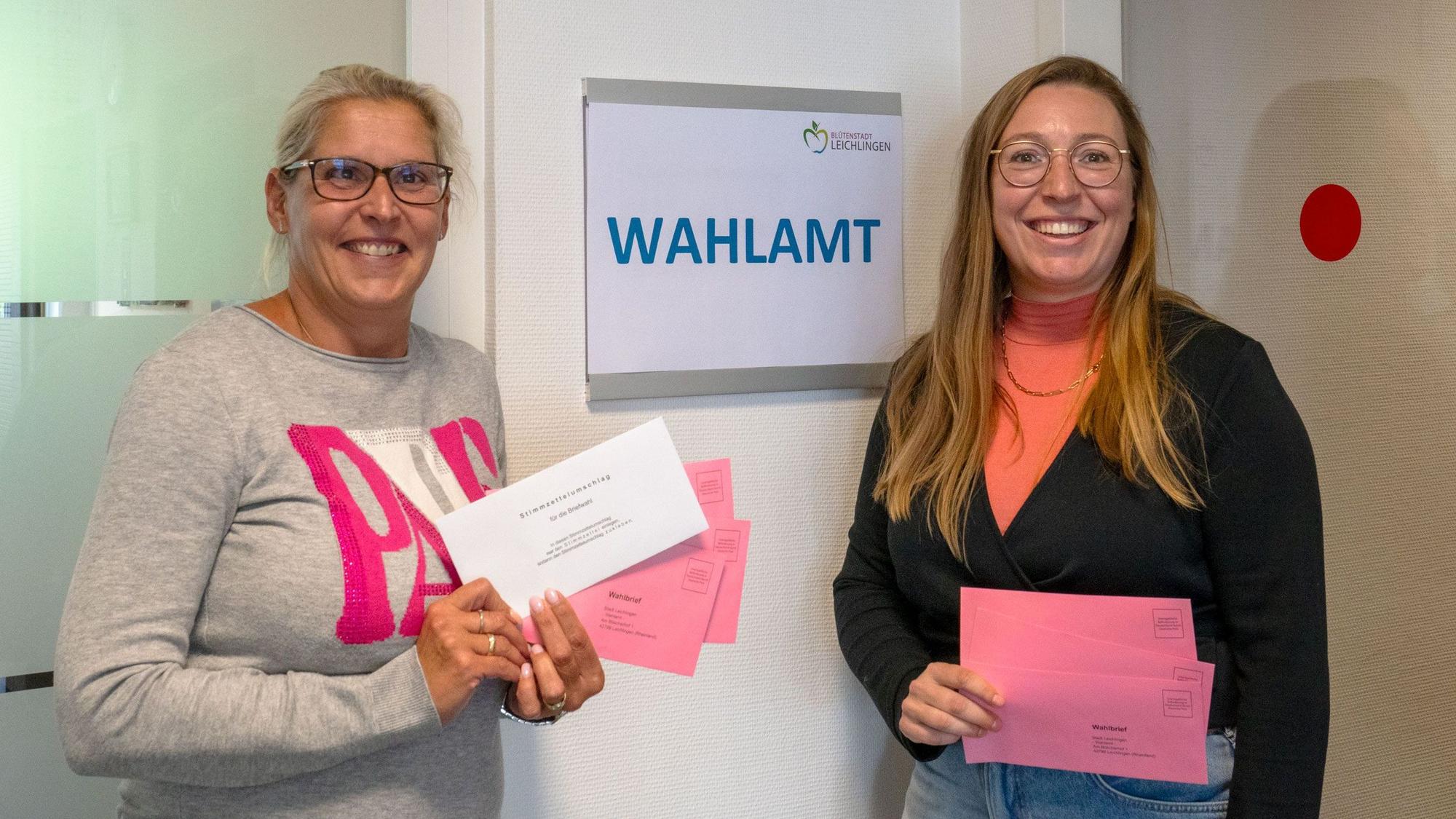 Bereiten sich auf die Eruopawahl vor: Claudia Rickert und Wahlamtsleiterin Ann-Kristin Gröne.