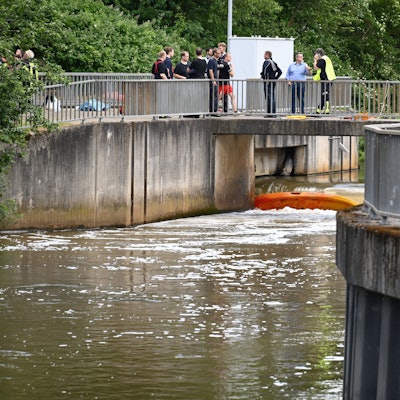 Das Foto zeigt ein Wehr der Erft bei Bedburg.