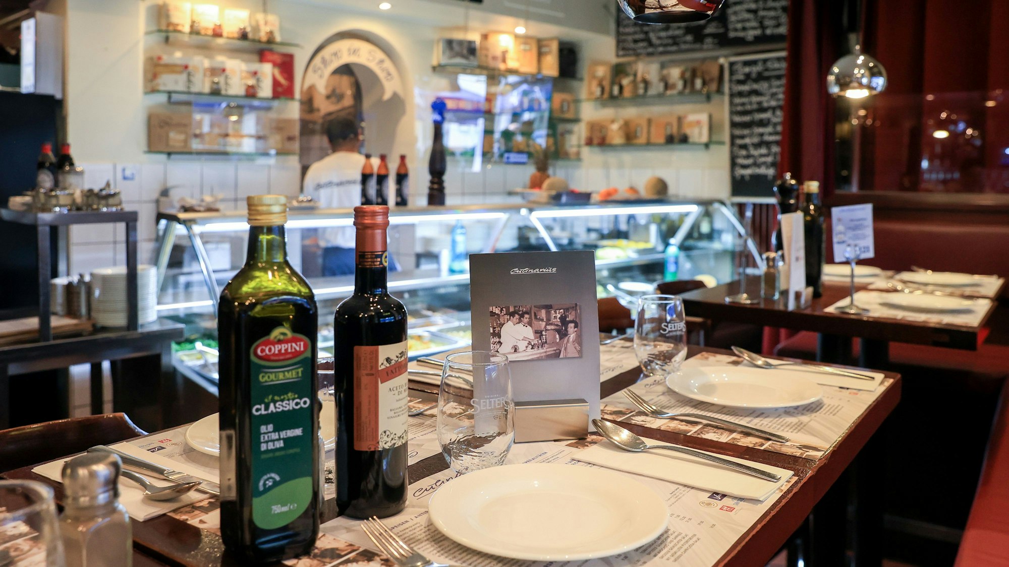 Antipasti-Theke und gemütliche Holztische im „Culinarius“.
