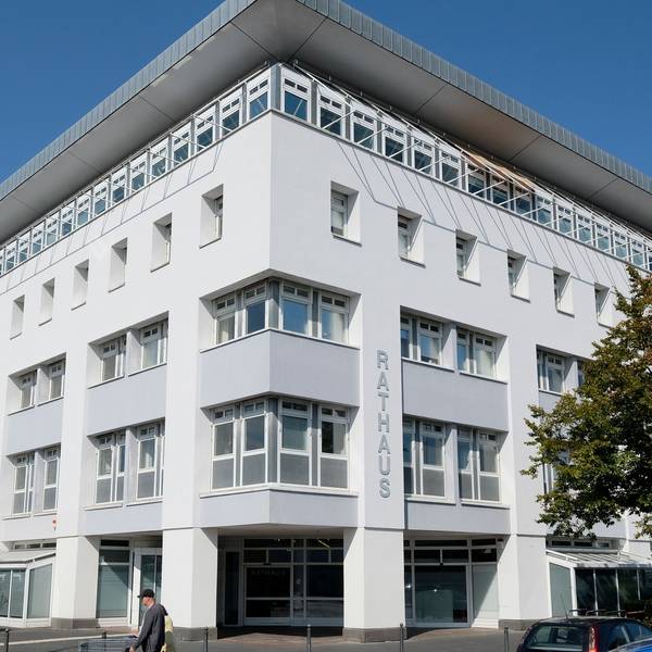Die Stadtverwaltung schlägt den Fraktionen vor, das Liblarer Rathaus mittels eines Anbaus zu vergrößern.