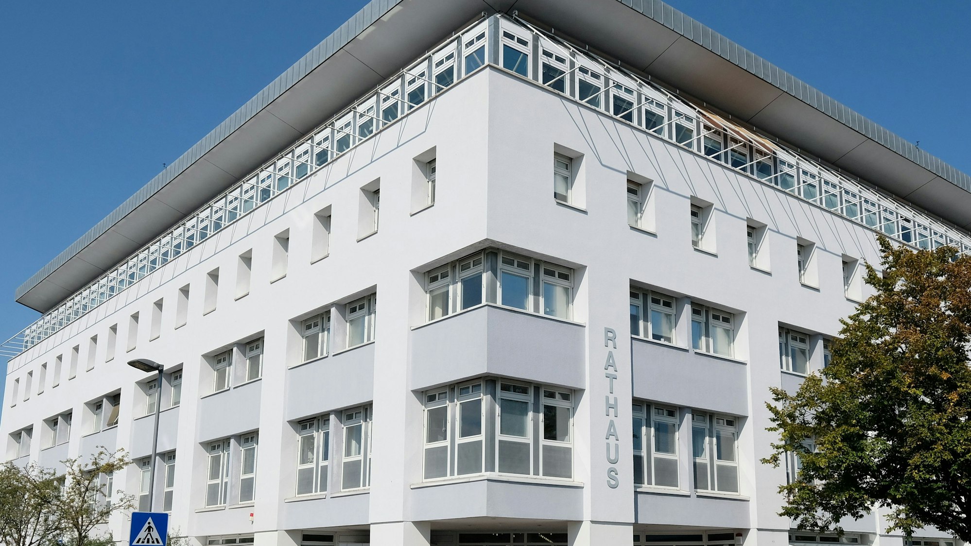 Zu sehen ist das weiße Gebäude des Liblarer Rathauses.