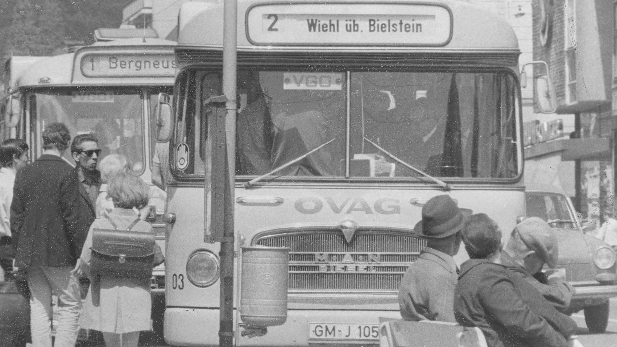 Historische Aufnahme vom Treiben an einer Bushaltestelle