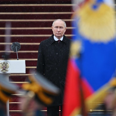 Wladimir Putin, Präsident von Russland, begutachtet die Ehrengarde des Präsidentenregiments nach seiner Amtseinführung im Kreml.