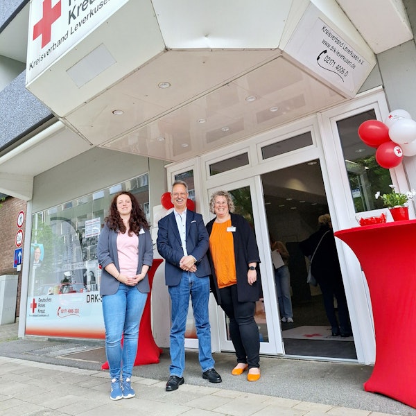 Wiedereröffnung des DRK-Servicecenters an der Düsseldorfer Straße in Leverkusen-Opladen drei Jahre nach der Flut.