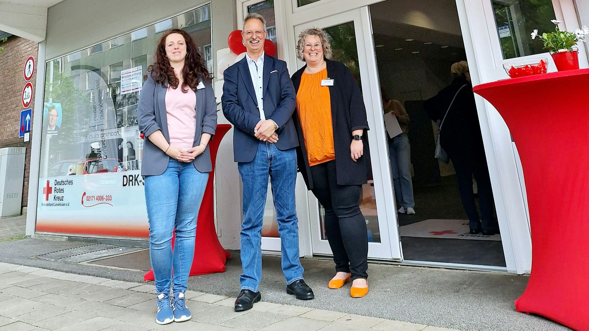 Wiedereröffnung des DRK-Servicecenters an der Düsseldorfer Straße in Leverkusen-Opladen drei Jahre nach der Flut.