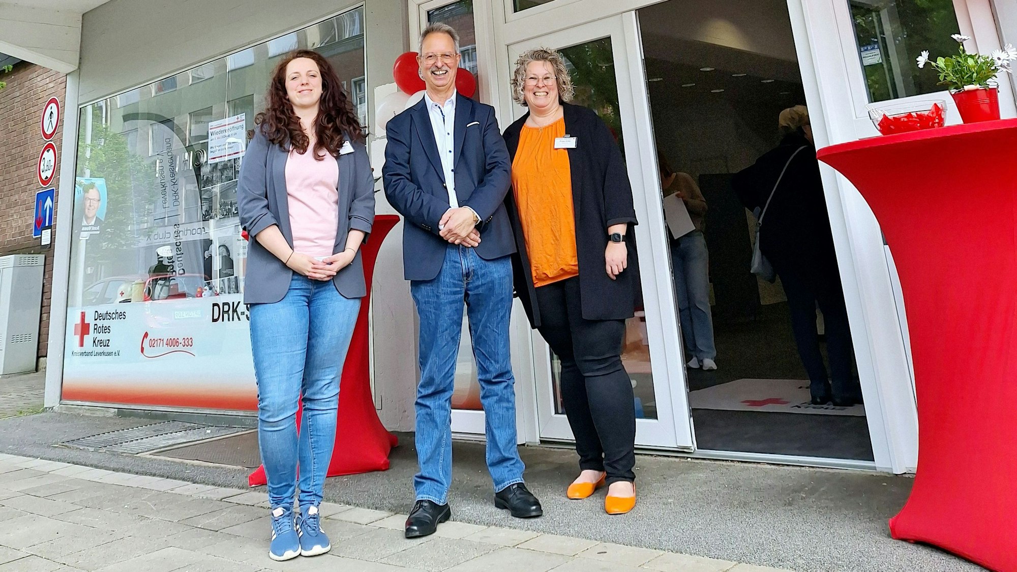 Wiedereröffnung des DRK-Servicecenters an der Düsseldorfer Straße in Leverkusen-Opladen drei Jahre nach der Flut.