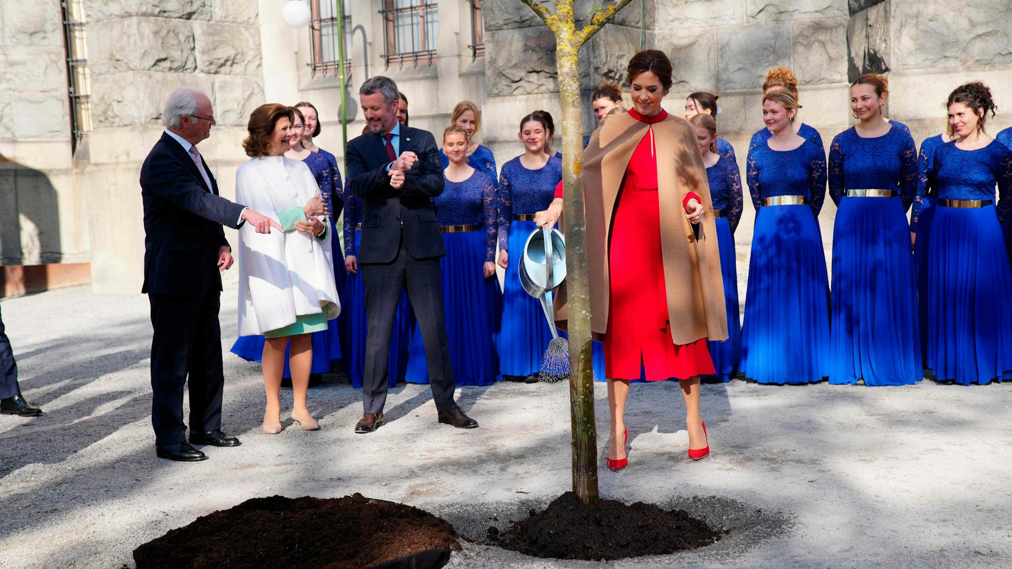 Königin Mary gießt den Apfelbaum.