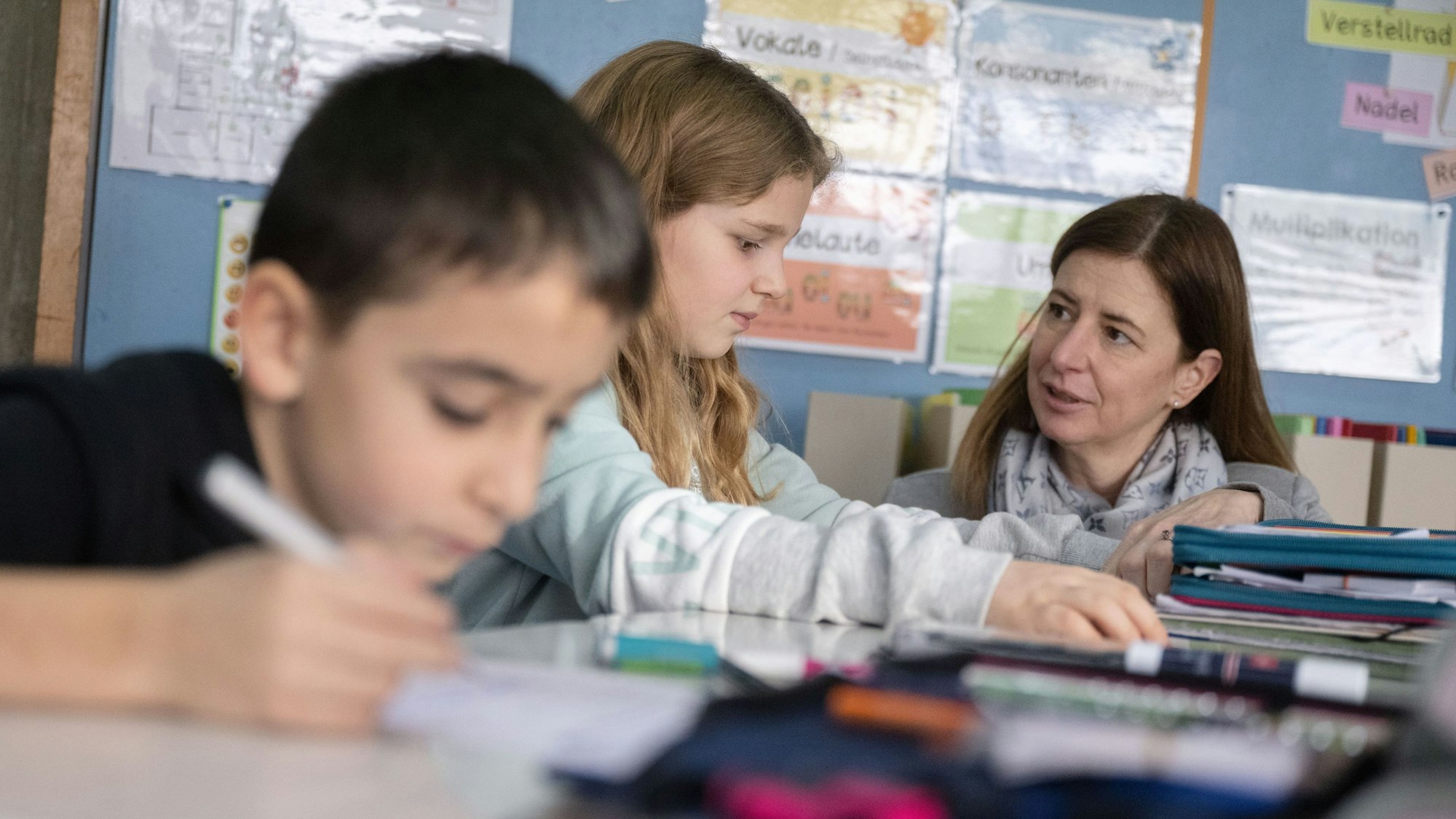 Eine Lehrerin in ihrer Klasse.