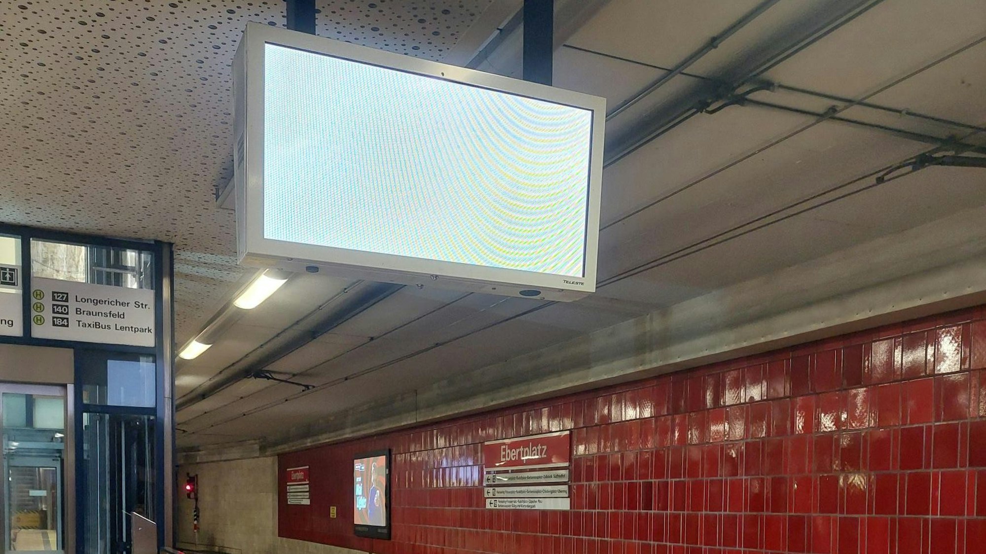 Am Ebertplatz blieben die Anzeigetafeln der KVB Mittwochmorgen weiß.