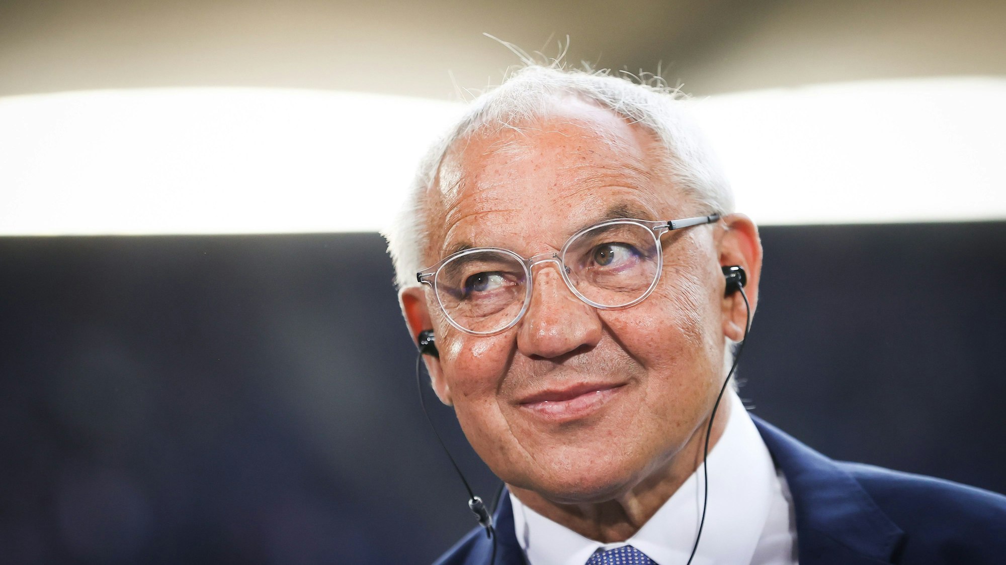 Felix Magath gibt vor dem Spiel ein Interview. Magath sieht bei seinem Ex-Club einen Grundkonflikt.