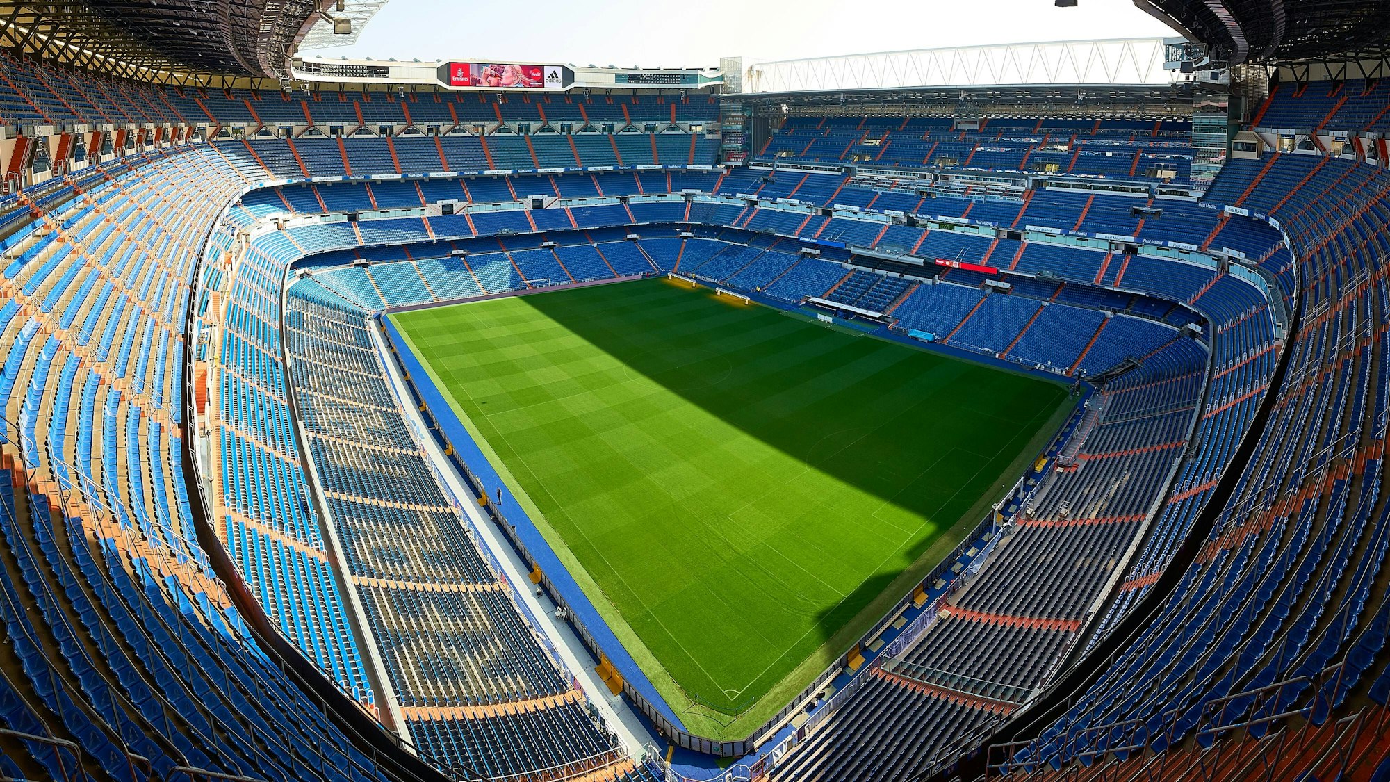 Das Estadio Santiago Bernabeu hat bei der aufwendigen Renovierung eine einzigartige Technik für den Rasen verpasst bekommen.