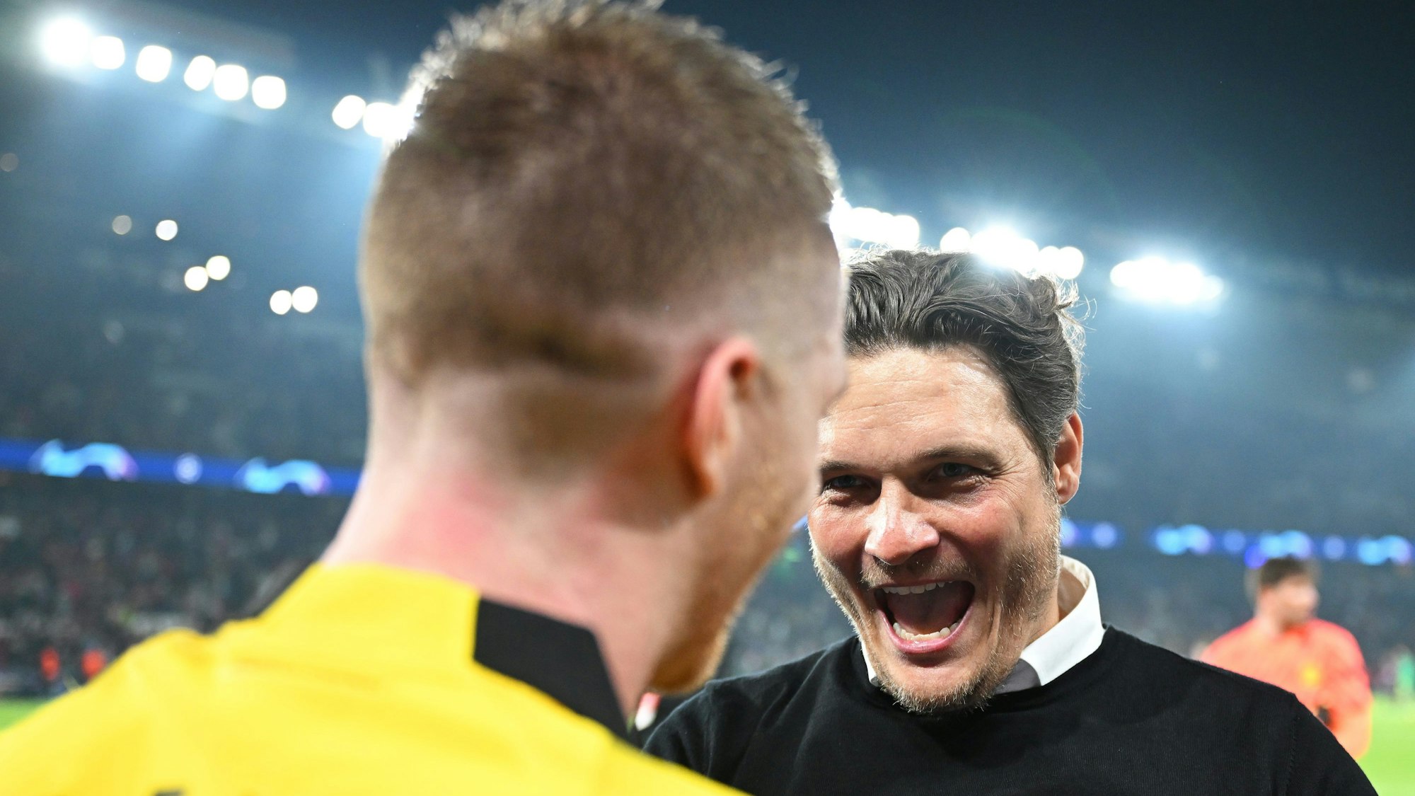 Dortmunds Trainer Edin Terzic (r.) und Marco Reus jubeln über den Sieg gegen PSG.