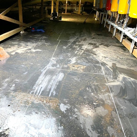 Blick auf den nassen Dachboden. Ein Rest Dämmung ist noch zu sehen.