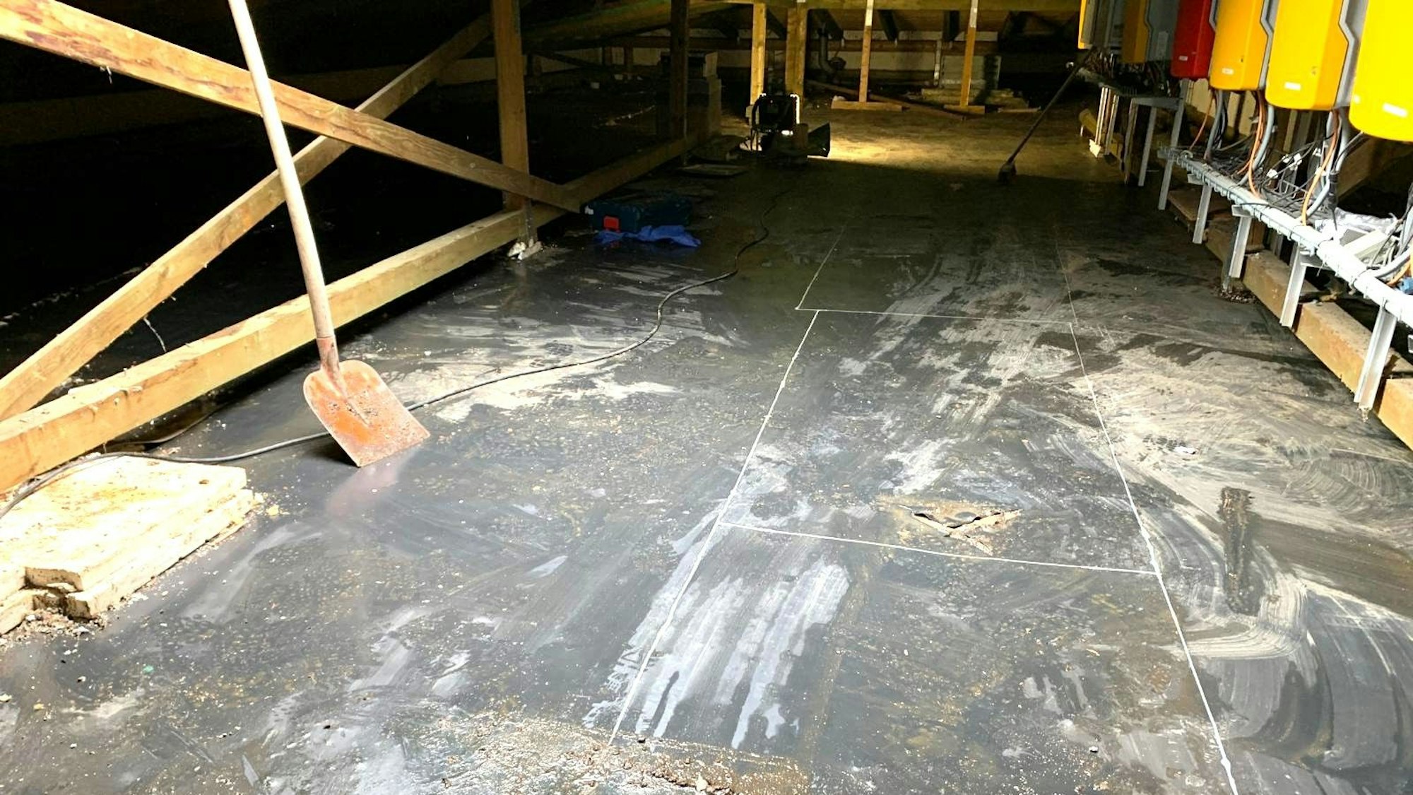 Blick auf das nasse Flachdach unter dem Satteldach.