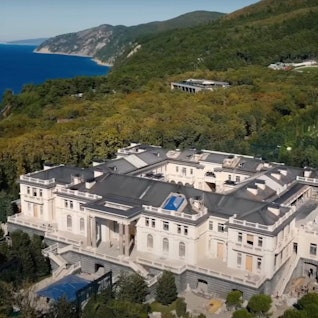 Putins Palast am Prunkbau: Eine Luftaufnahme der russischen Anti-Korruptions-Stiftung zeigt „Putins Palast“ am Schwarzen Meer. Die Innenräume der Residenz sollen umgestaltet worden sein.