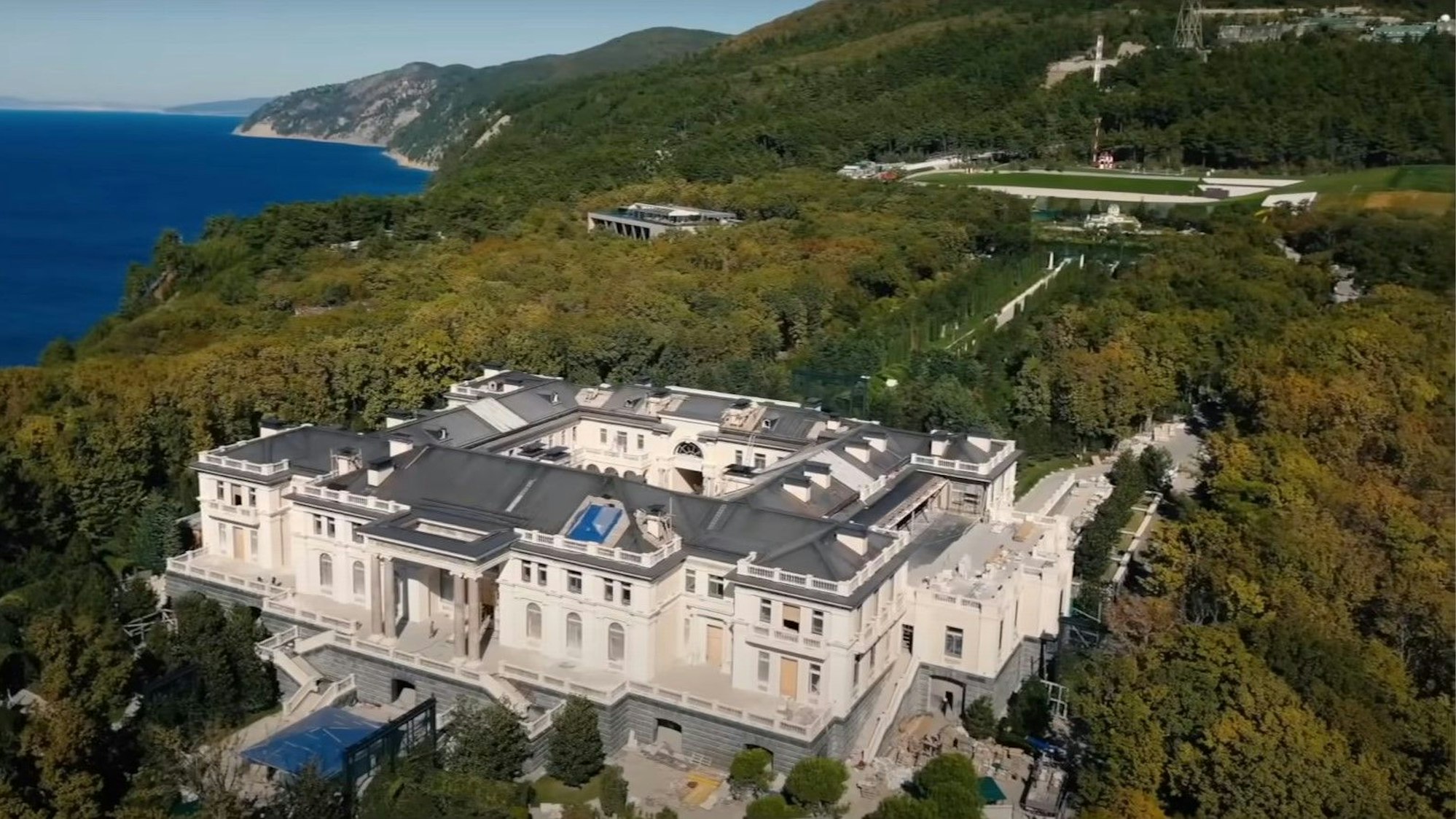 Putins Palast am Prunkbau: Eine Luftaufnahme der russischen Anti-Korruptions-Stiftung zeigt „Putins Palast“ am Schwarzen Meer. Die Innenräume der Residenz sollen umgestaltet worden sein.