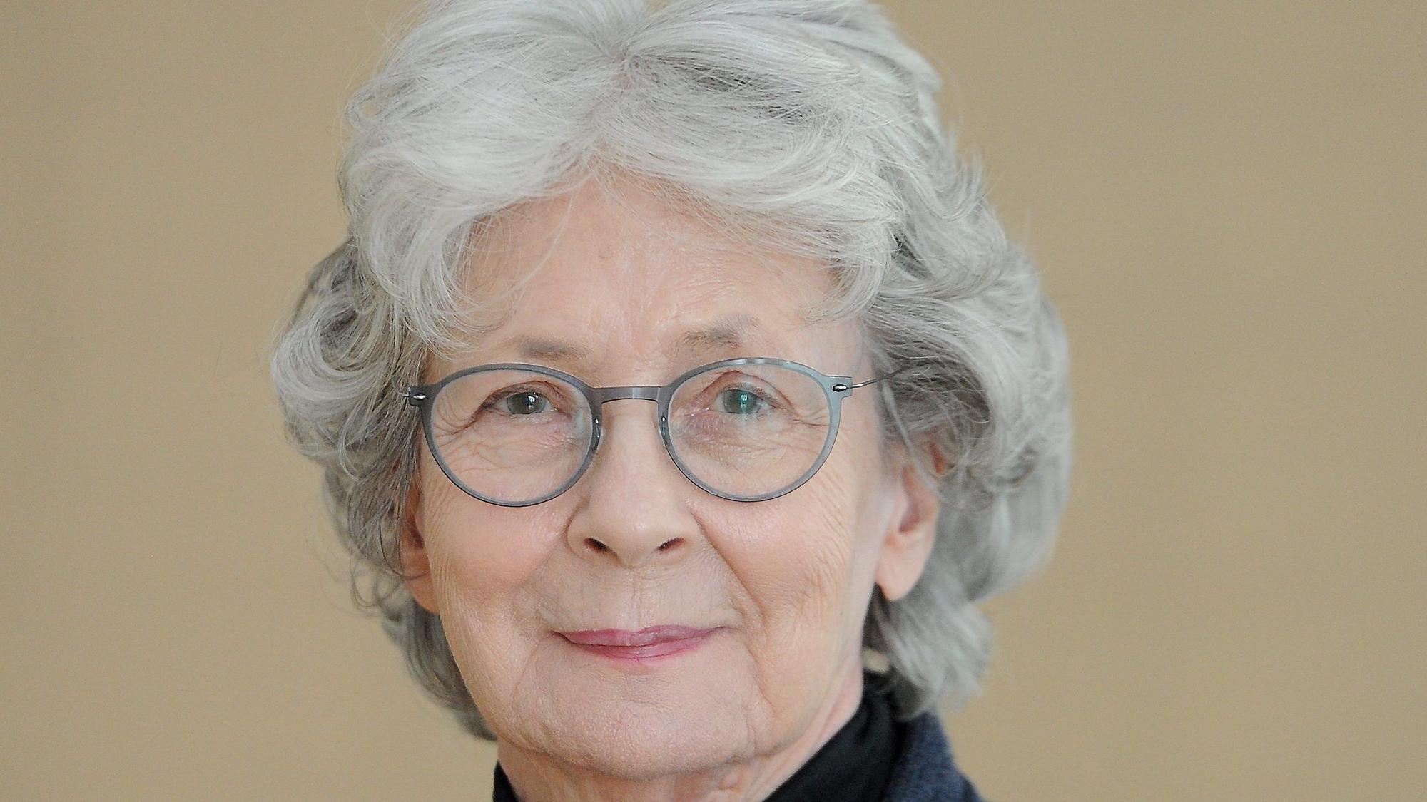 „wir helfen“-Vorsitzende Hedwig Neven DuMont trägt gewellte graue Haare und eine hellgraue Brille.