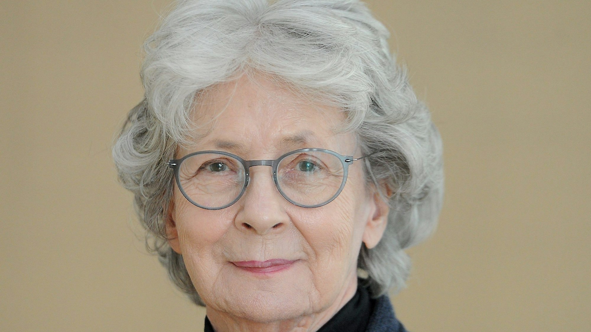 „wir helfen“-Vorsitzende Hedwig Neven DuMont trägt gewellte graue Haare und eine hellgraue Brille.