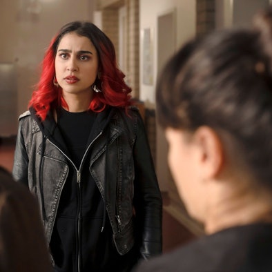 Im Bild ist zu sehen, wie Aalisha (Hannah Gharib, mitte)  die Nähe zu ihrer Familie sucht. Mutter Halime (Tahani Salim, l.) und Schwester Nadira (Eman Dwagy, r.) sind im Vordergrund verschwommen zu sehen.
