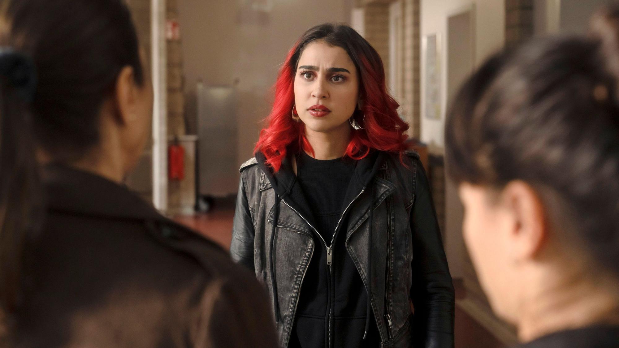 Im Bild ist zu sehen, wie Aalisha (Hannah Gharib, mitte) die Nähe zu ihrer Familie sucht. Mutter Halime (Tahani Salim, l.) und Schwester Nadira (Eman Dwagy, r.) sind im Vordergrund verschwommen zu sehen.