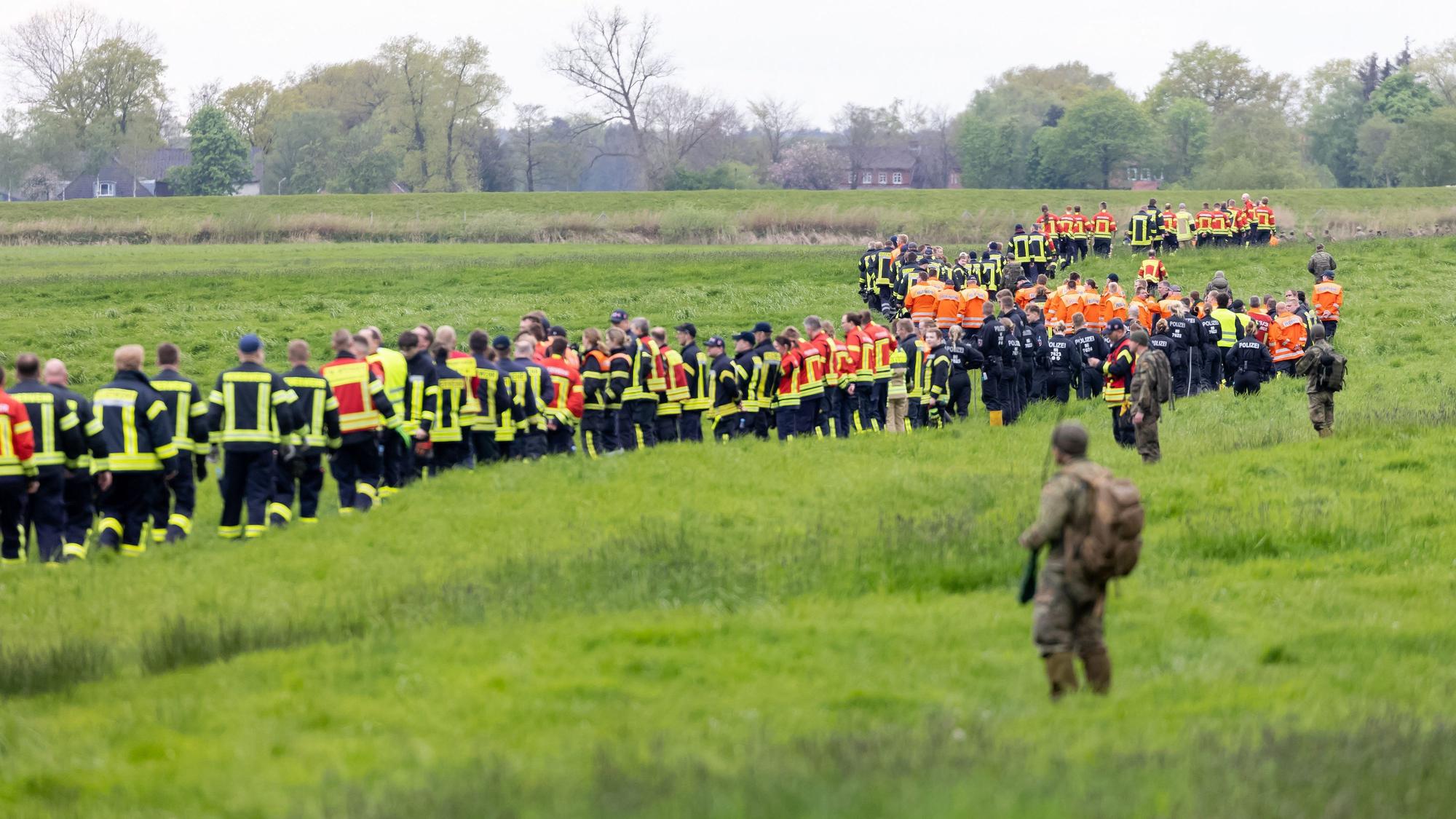 Mit einer 1500 Meter langen Menschenkette versuchen Feuerwehr, Polizei und Bundeswehr, den sechsjährigen Arian zu finden. Der autistische Junge aus Bremervörde wird seit mehr als zwei Wochen vermisst.