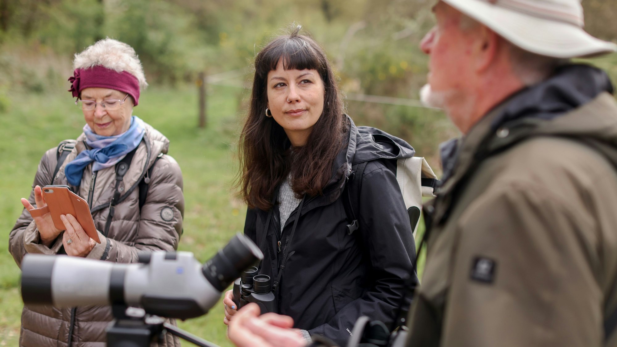 Jana Romero (Mitte) mit Albrecht Priebe und Christina Wohlfahrt vom Arbeitskreis Ornithologie des Nabu Köln.