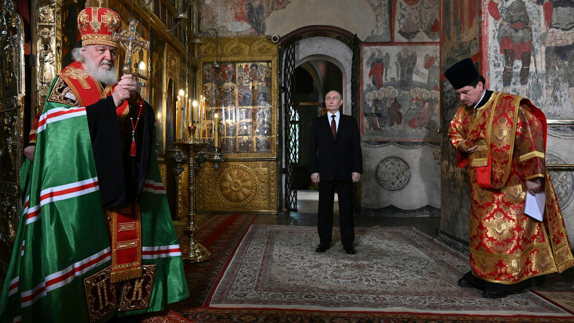 Wladimir Putin kommt nach seiner Amtseinführung zum Gottesdienst mit Patriarch Kyrill.