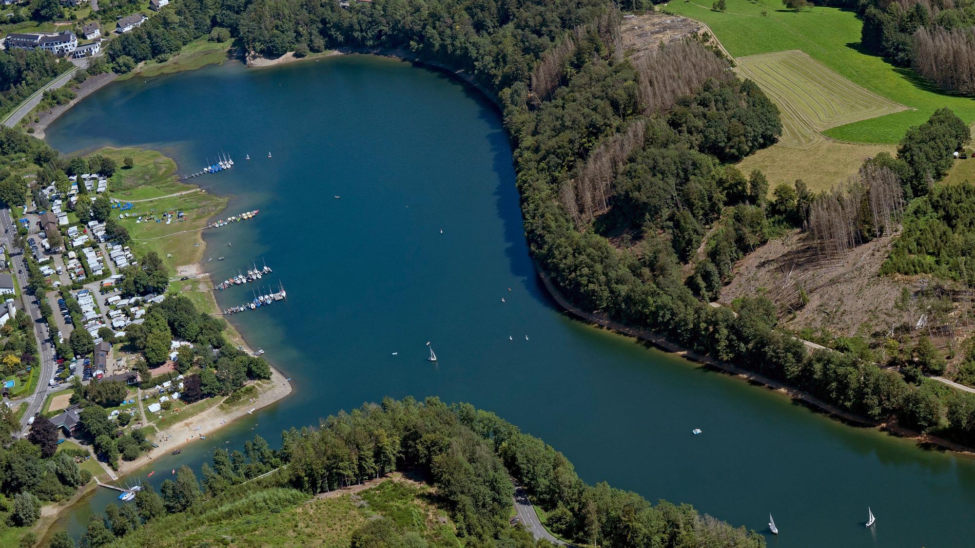 Blick aus der Luft auf die Gummersbacher Aggertalsperre.