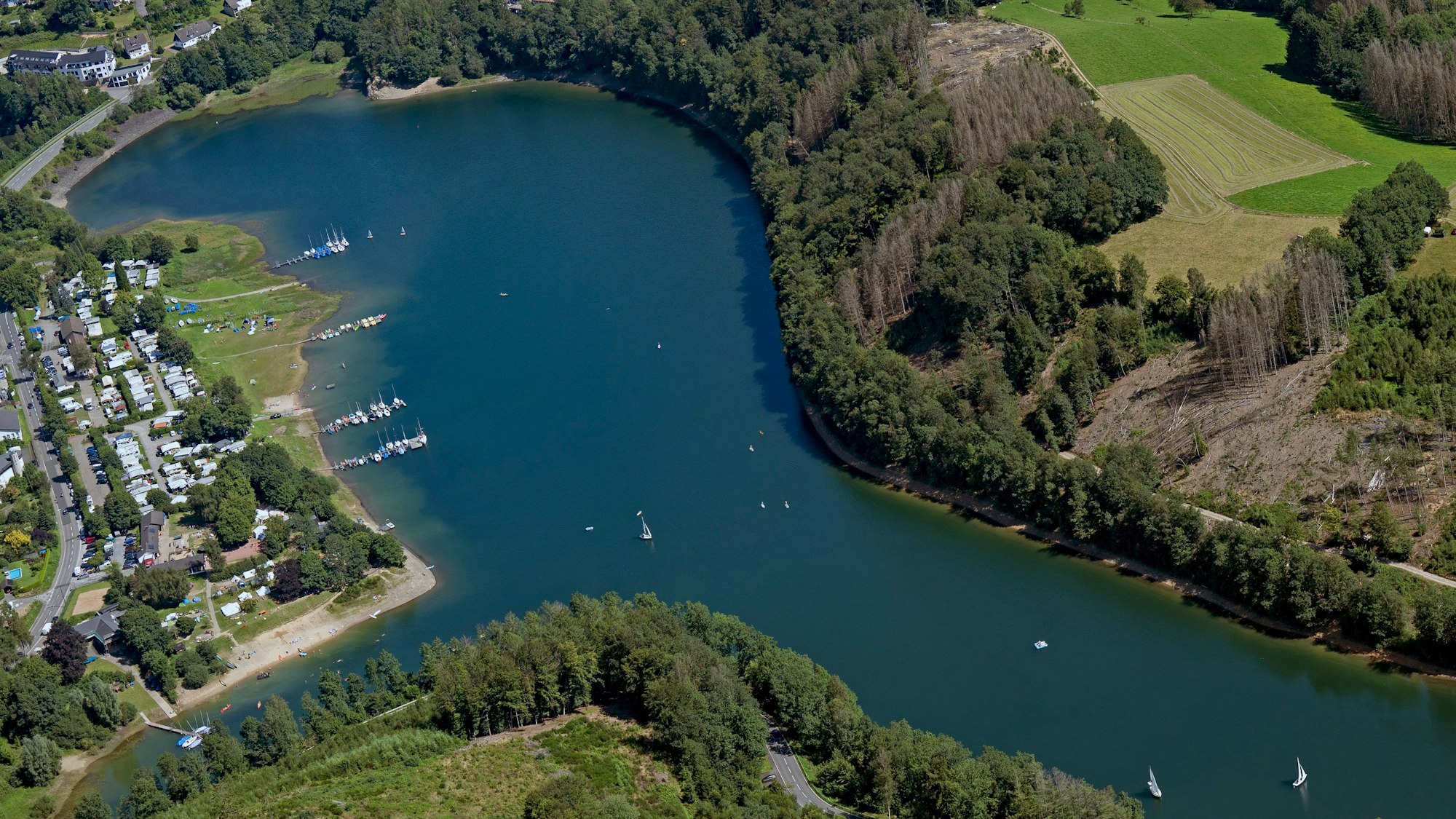 Blick aus der Luft auf die Gummersbacher Aggertalsperre.