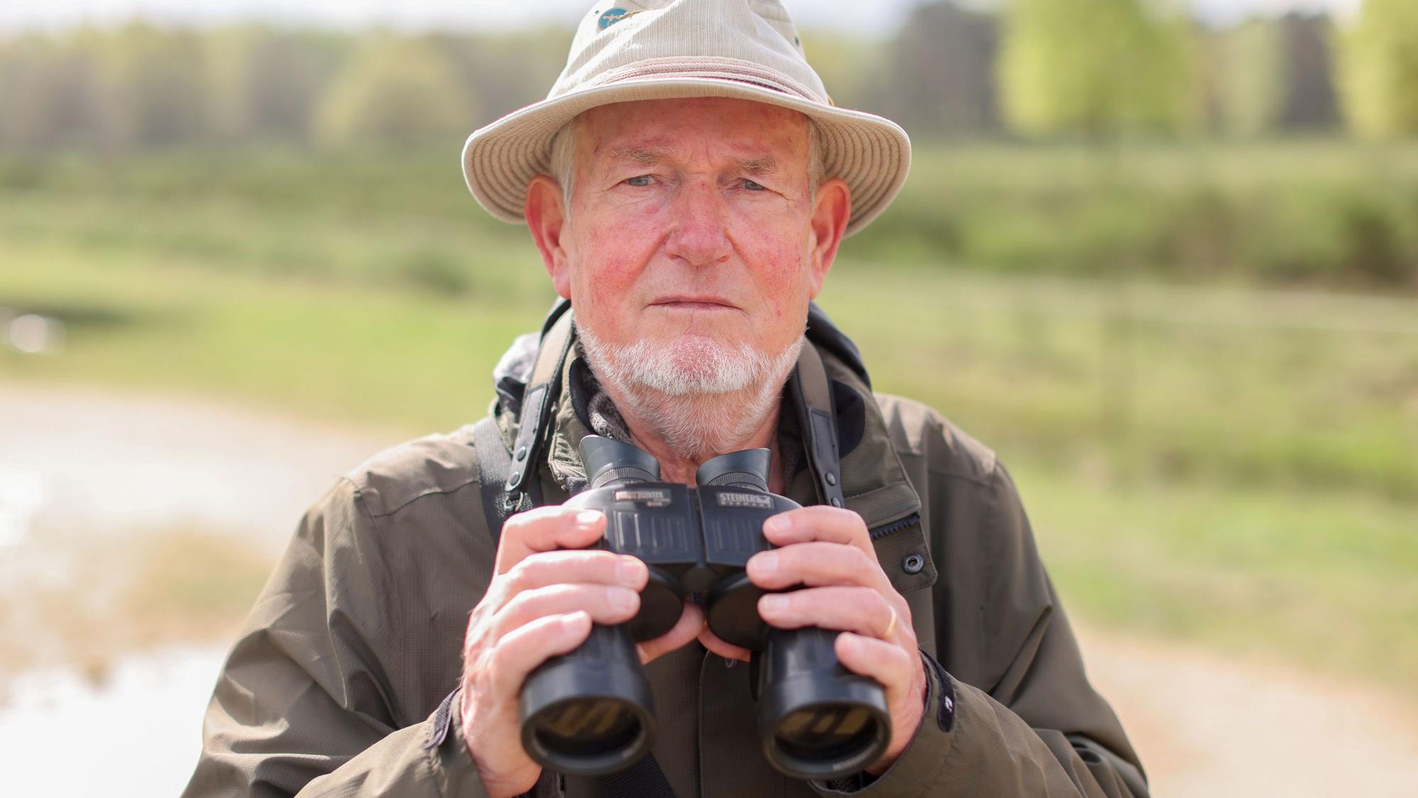 Albrecht Priebe ist aktiv beim Arbeitskreis Ornithologie des Nabu Köln. Hier ist er mit seinem Fernglas zu sehen.