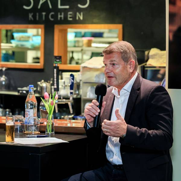 Eurowings-Chef Jens Bischof (rechts) im Gespräch mit Thorsten Breitkopf, Wirtschaftschef des „Kölner Stadt-Anzeiger“ bei der Veranstaltung „Markenwirtschaft“ im Rotonda Business Club.