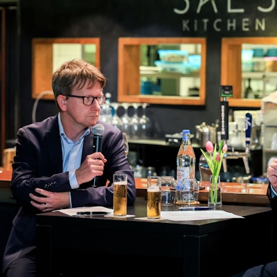 Eurowings-Chef Jens Bischof (rechts) im Gespräch mit Thorsten Breitkopf, Wirtschaftschef des „Kölner Stadt-Anzeiger“ bei der Veranstaltung „Markenwirtschaft“ im Rotonda Business Club.