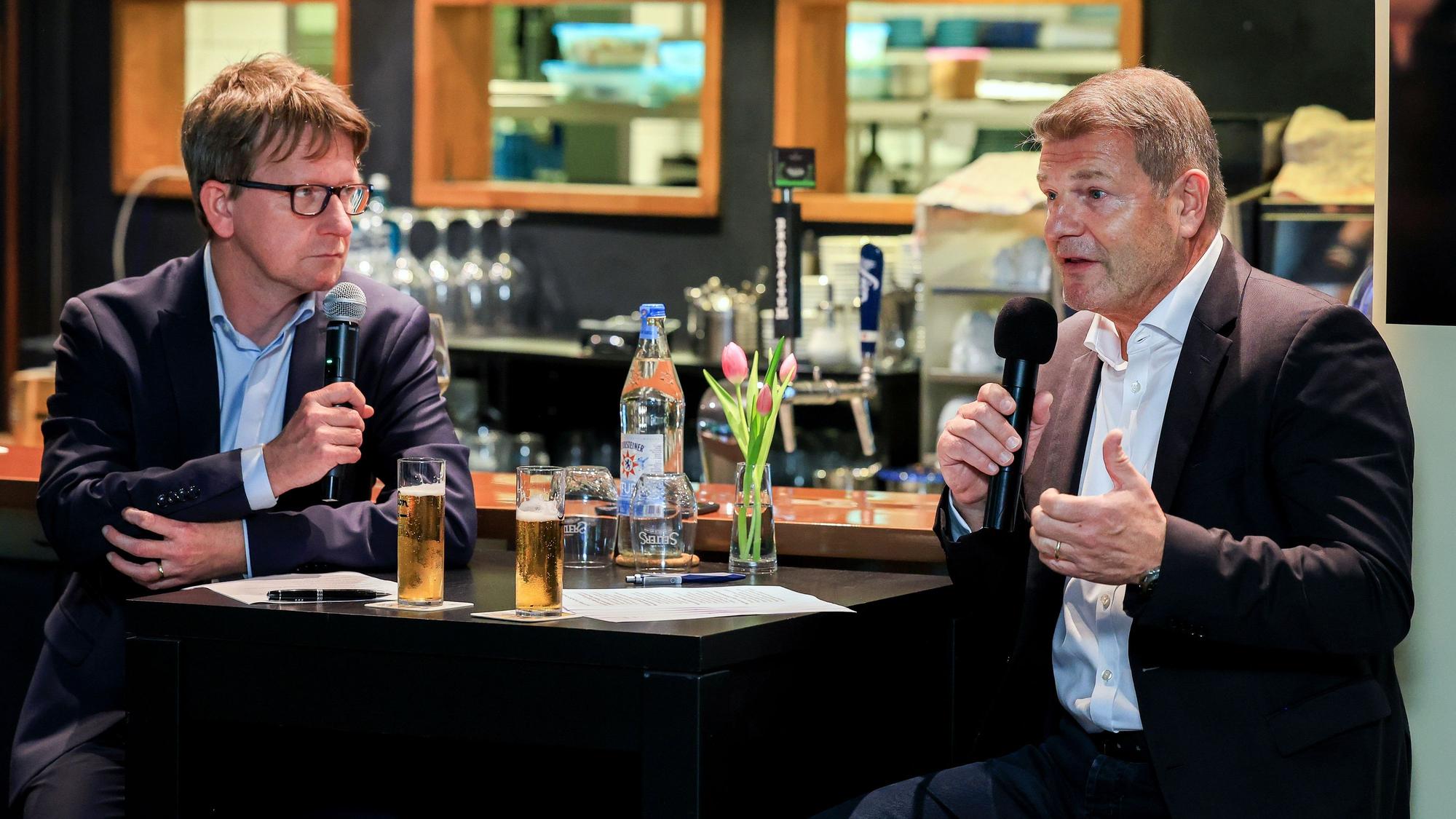 Eurowings-Chef Jens Bischof (rechts) im Gespräch mit Thorsten Breitkopf, Wirtschaftschef des „Kölner Stadt-Anzeiger“ bei der Veranstaltung „Markenwirtschaft“ im Rotonda Business Club.