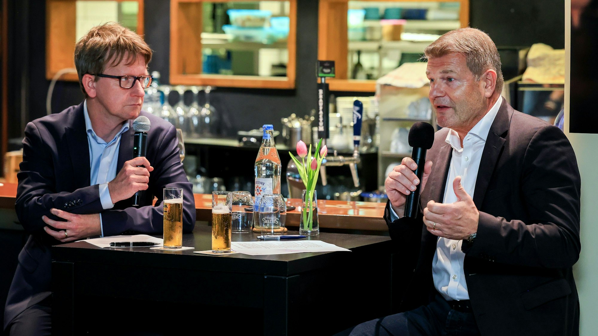 Eurowings-Chef Jens Bischof (rechts) im Gespräch mit Thorsten Breitkopf, Wirtschaftschef des „Kölner Stadt-Anzeiger“ bei der Veranstaltung „Markenwirtschaft“ im Rotonda Business Club.