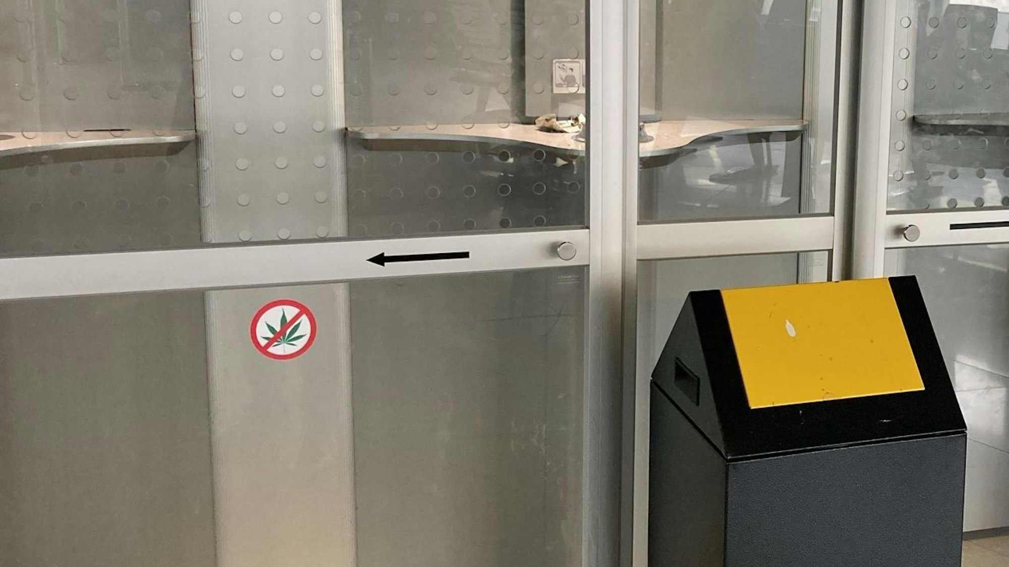 Cannabisverbot quer am Flughafen zu Text von Oliver Auster