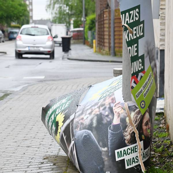 Ein zerstörtes Wahlplakat liegt auf dem Boden.