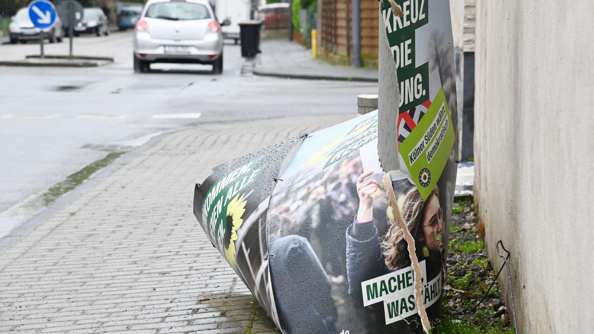 Ein zerstörtes Wahlplakat liegt auf dem Boden.