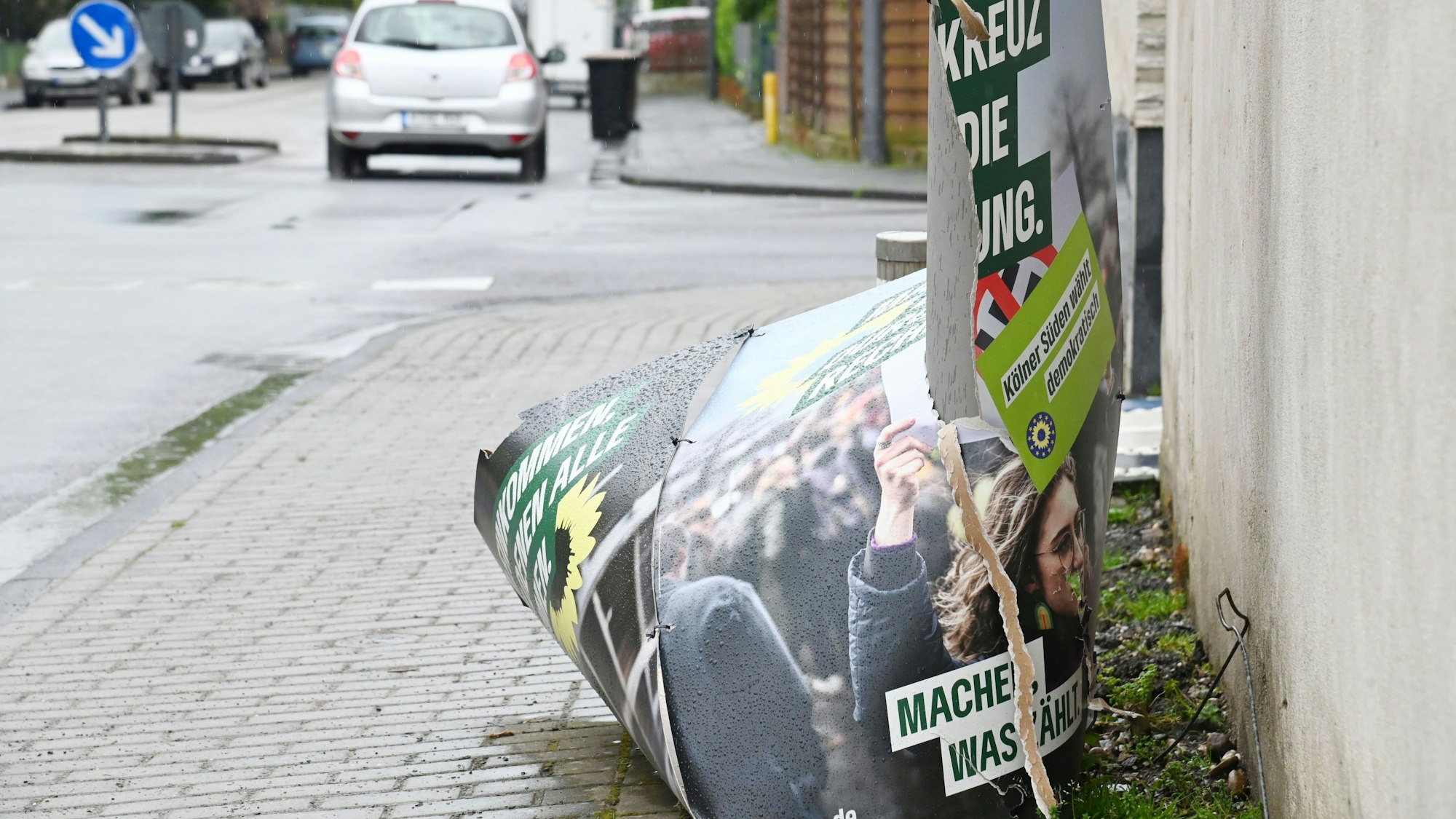Ein zerstörtes Wahlplakat liegt auf dem Boden.