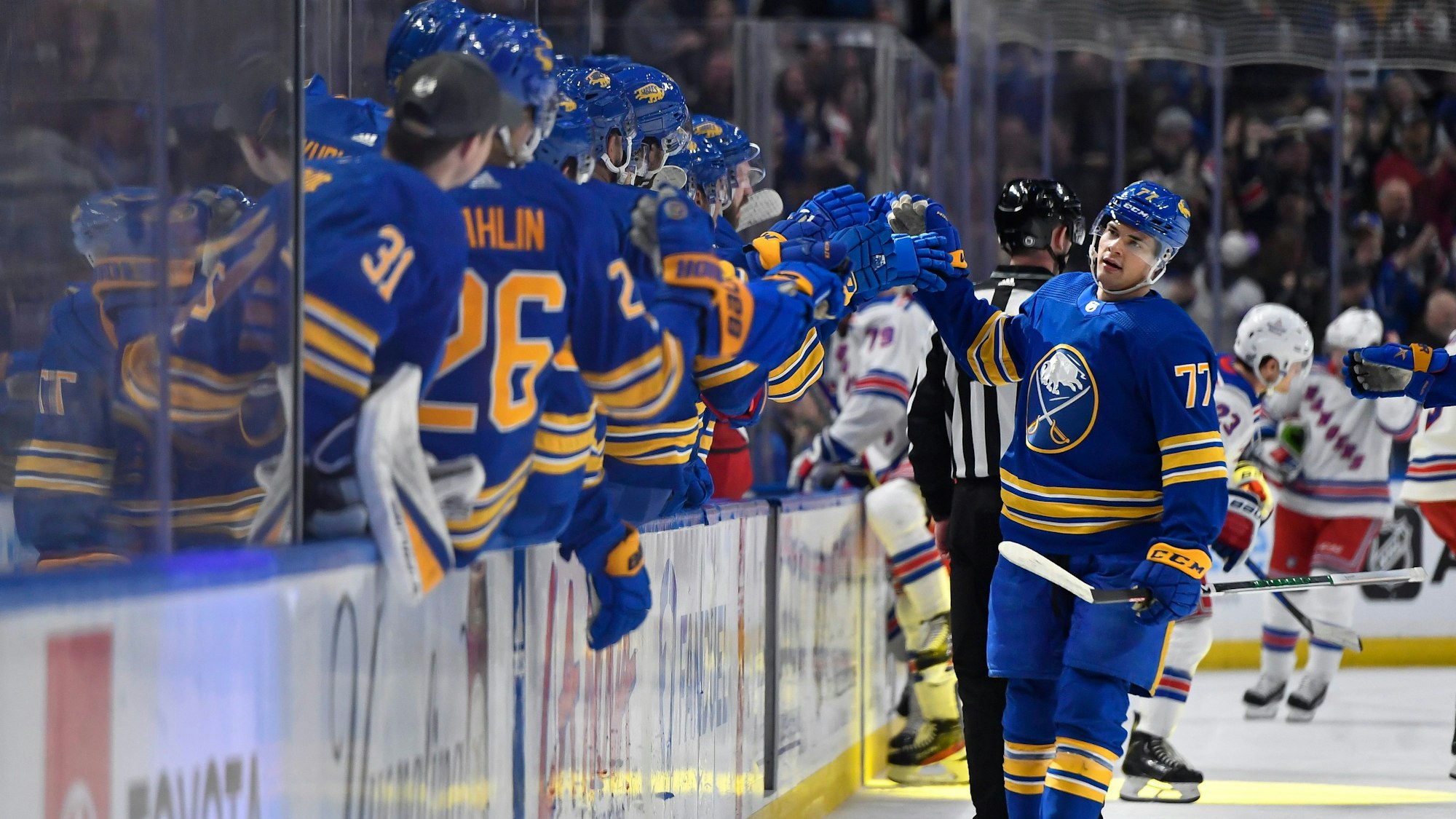 JJ Peterka (r) von den Buffalo Sabres wird nach seinem Treffer gegen die New York Rangers beglückwünscht.