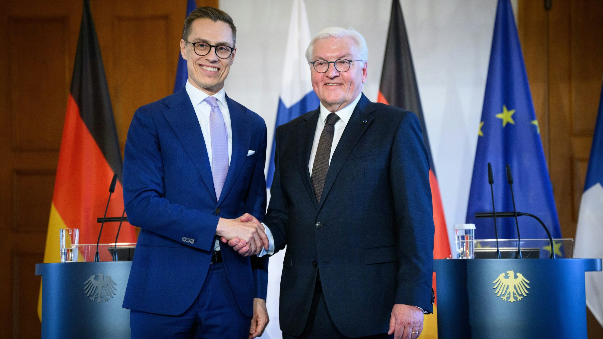 Bundespräsident Frank-Walter Steinmeier (r) und Alexander Stubb, Präsident von Finnland, geben sich am Ende einer Pressekonferenz nach ihrem Gespräch im Schloss Bellevue die Hand.