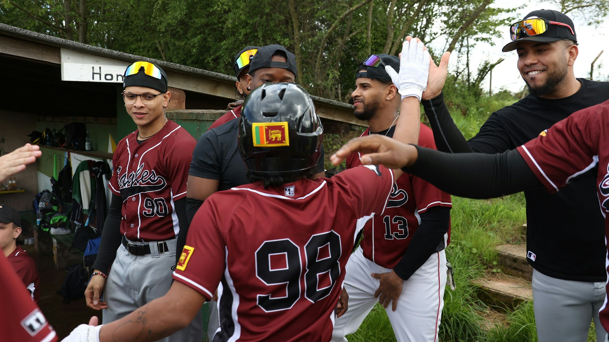 Die Zülpicher Eagles klatschen sich ab.