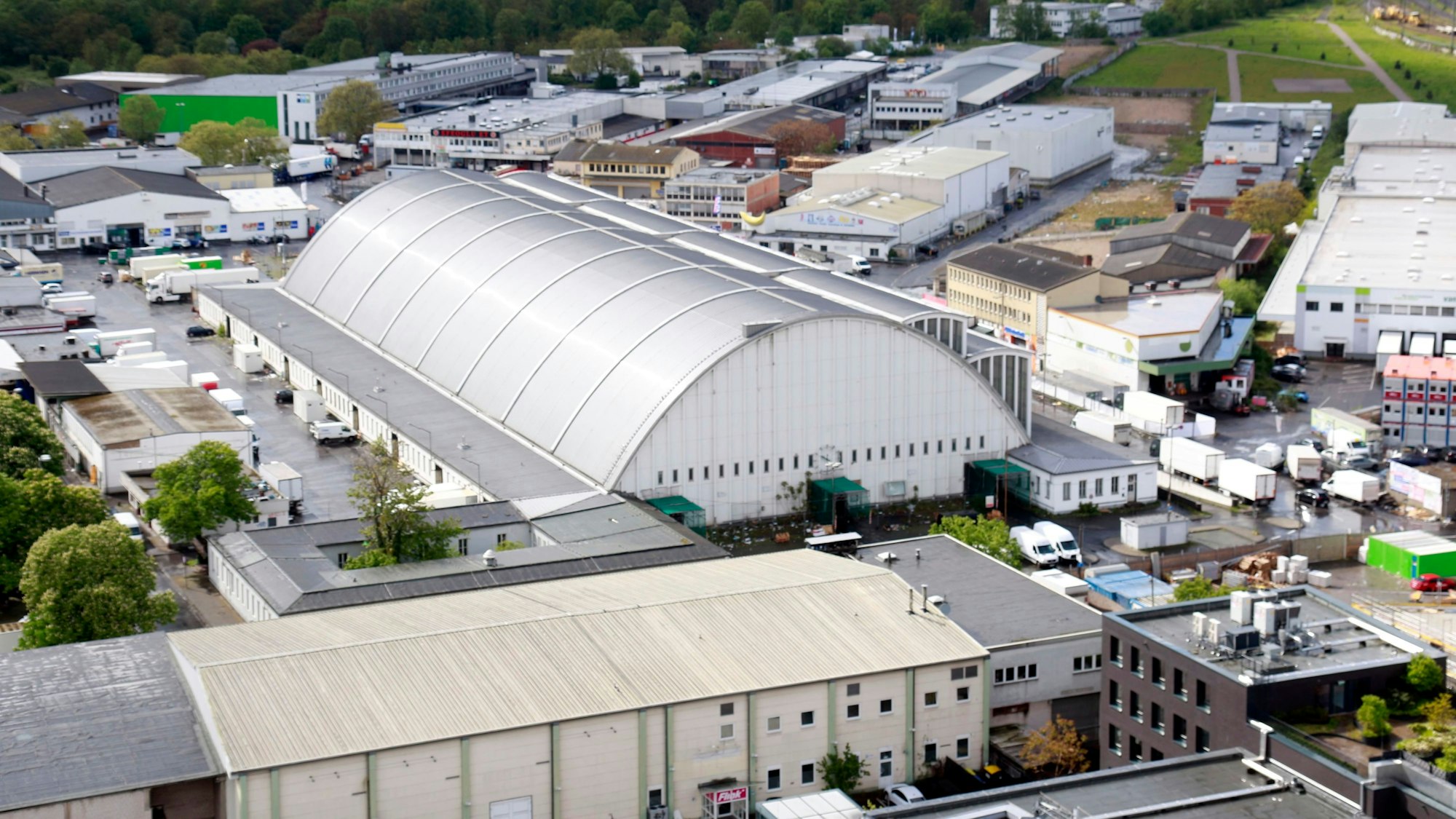 Der Großmarkt in Raderberg mit der Markthalle von oben.