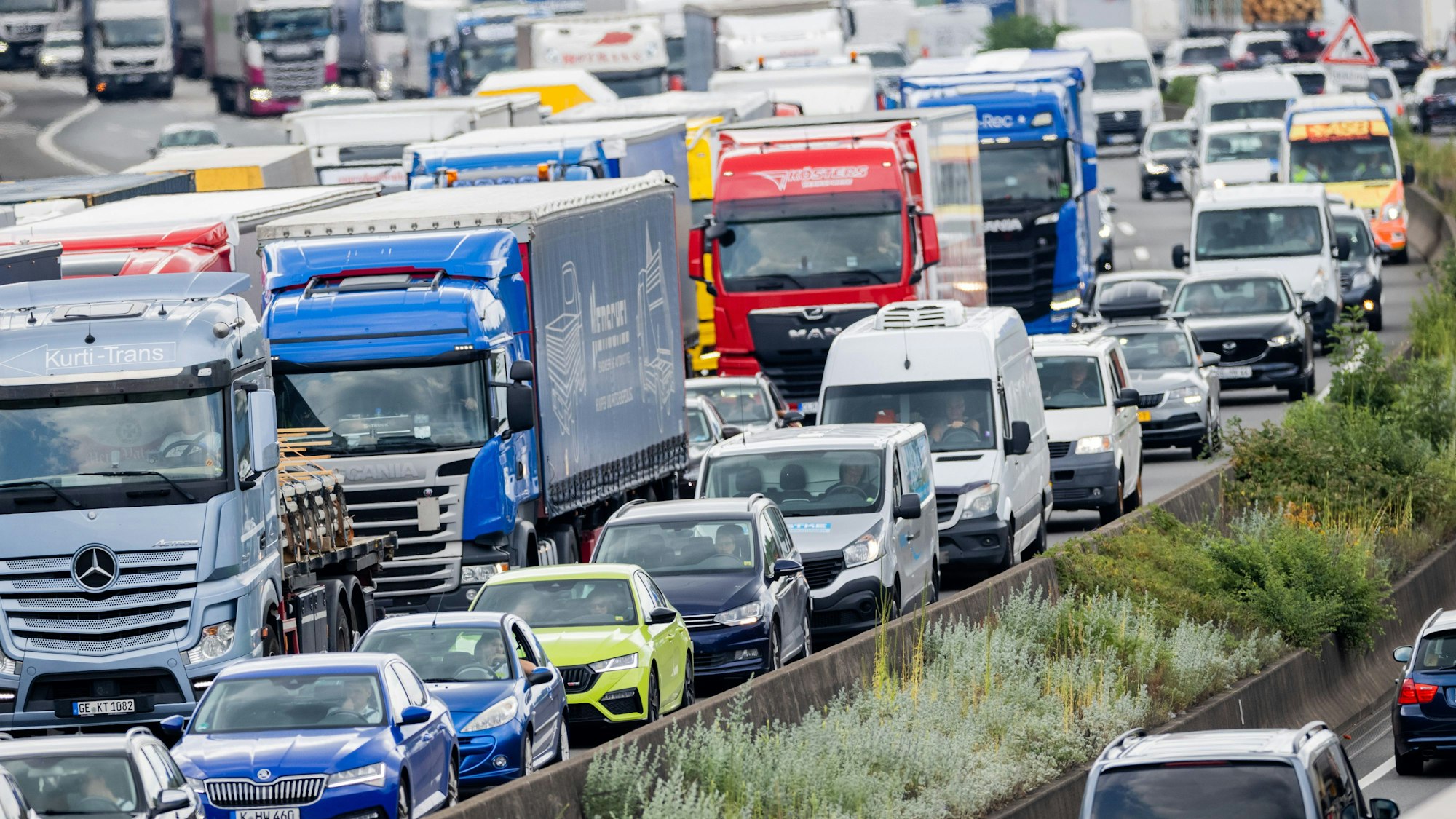 Autos und Lkw stauen sich auf der A3 im Autobahndreieck Köln-Heumar.