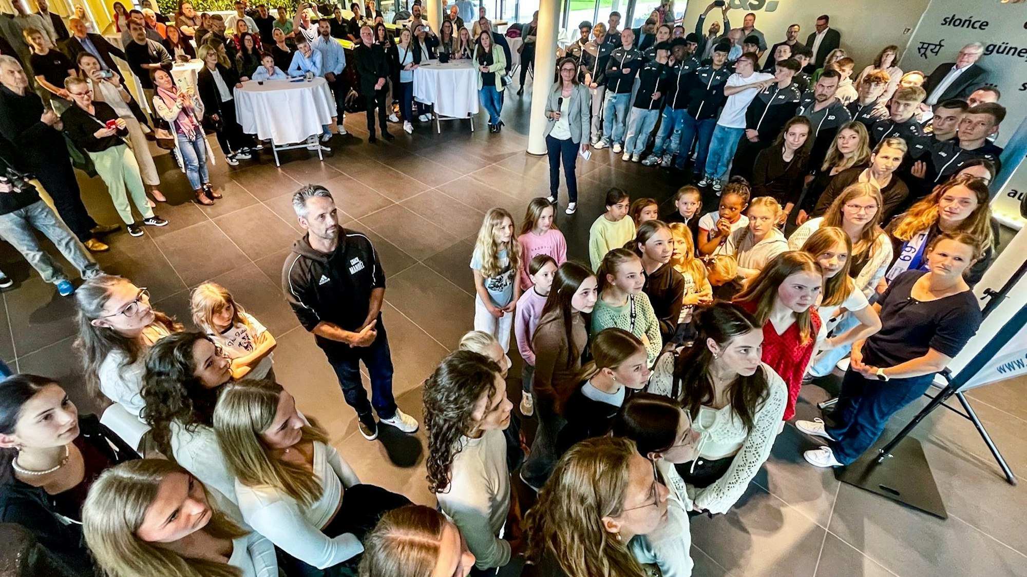 Die Turnerinnen des Euskirchener TSC schauen sich bei der Preisverleihung zur Sportlerwahl 2023 ihr Vorstellungsvideo an.