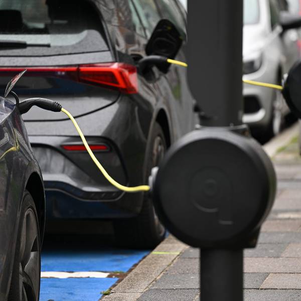 E-Autos stehen in der Innenstadt an E-Ladesäulen.
