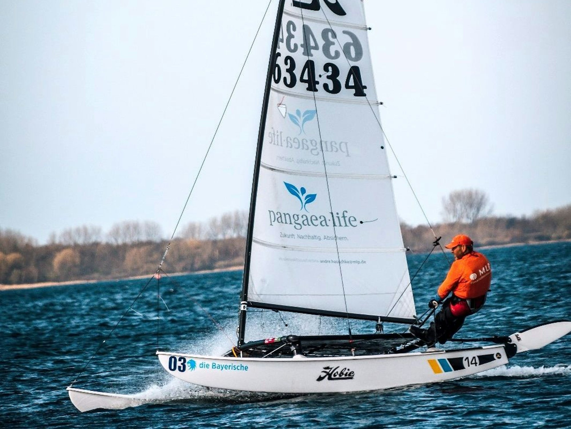 André Hauschke steuert einen Hobie-14-Katamaran.