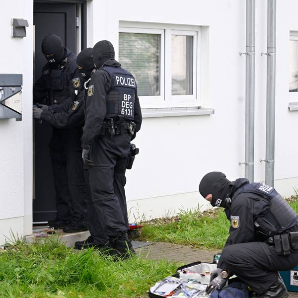 Polizisten durchsuchen in der Nähe der Innenstadt Wohnungen und Häuser im Rahmen einer Razzia gegen Schleuserkriminalität.