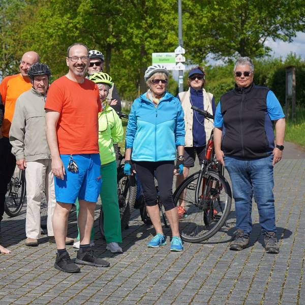 Das Bild zeigt eine Gruppe Radfahrer.
