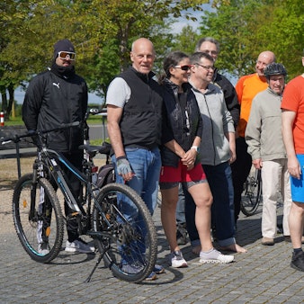 Das Bild zeigt eine Gruppe Radfahrer.